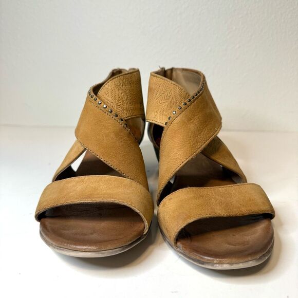 Miz Mooz Candace Tan Studded Sandal Size 38 Wide - Picture 2 of 14